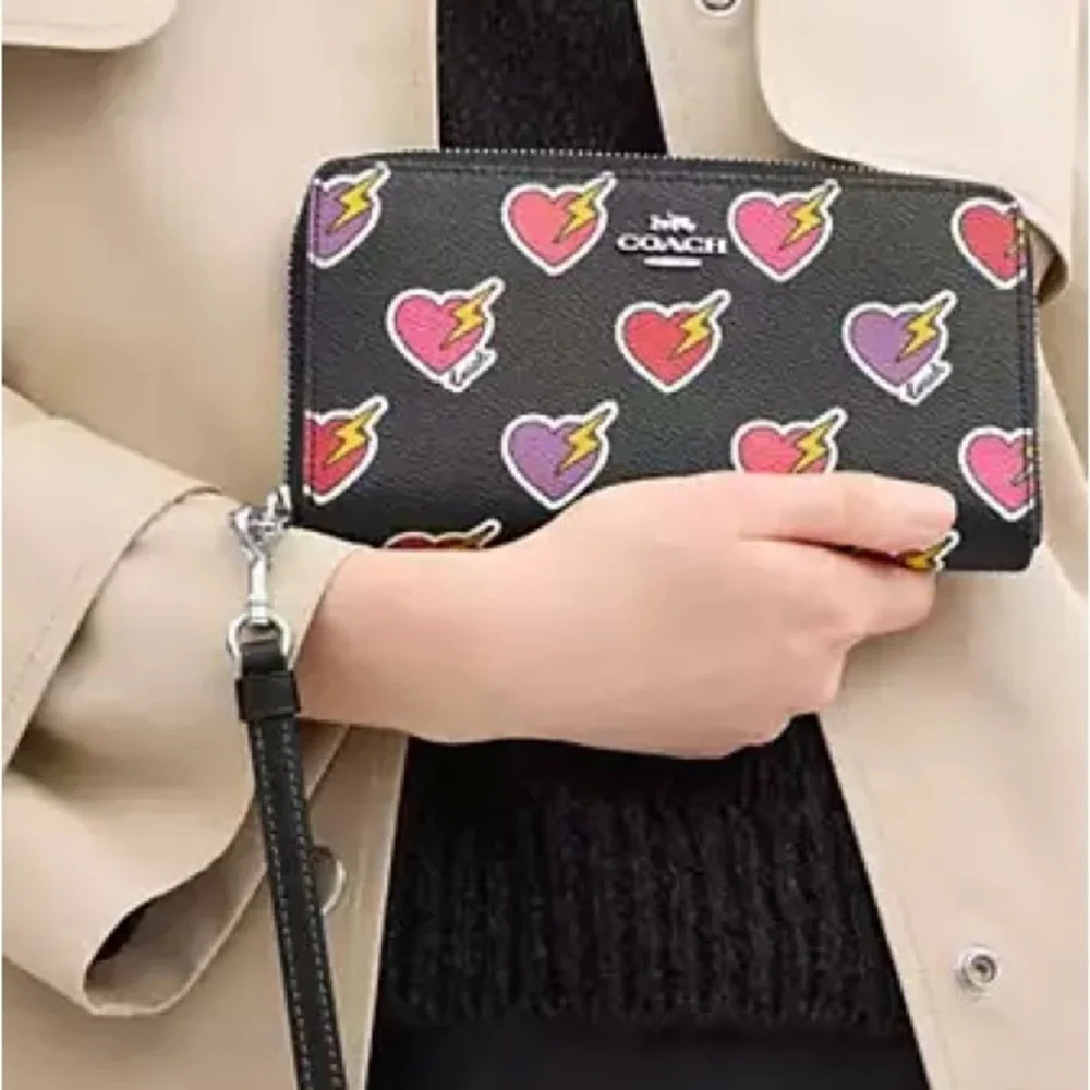 NWT COACH LONG ZIP AROUND WALLET WITH HEART BOLT PRINT